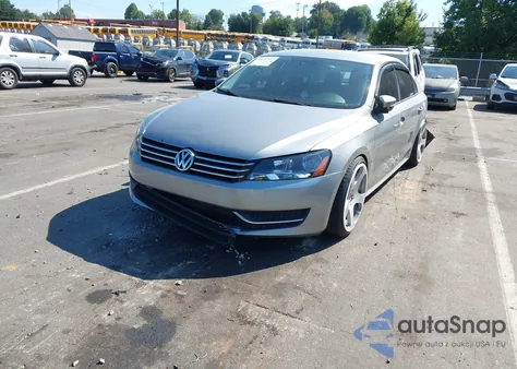 2013 Volkswagen Passat 2.5L Wolfsburg Edition z USA, uszkodzony, nr VIN 1VWAH7A35DC147981